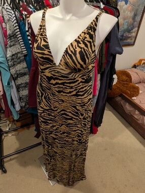 Hourglass Lilly Animal Print V-Back Maxi Dress in Tan and Black - M